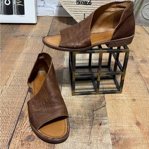 Mont Blanc Leather Sandal
FREE PEOPLE - Picture 8 of 10